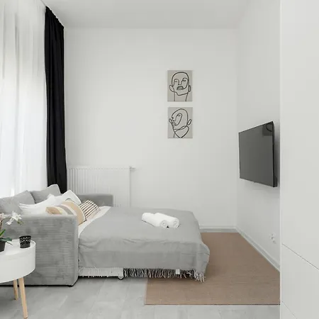 Comfortable Studio With Parking In By Renters Апартаменты *