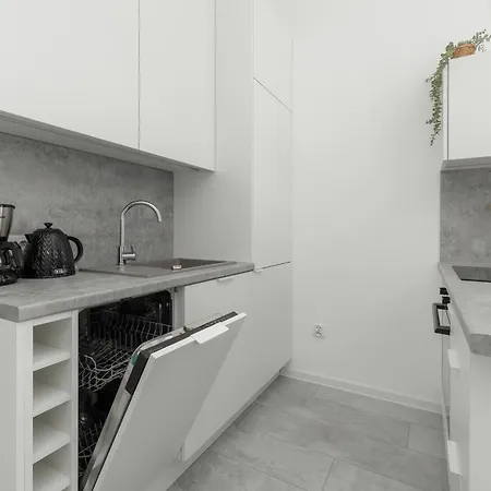 Comfortable Studio With Parking In By Renters